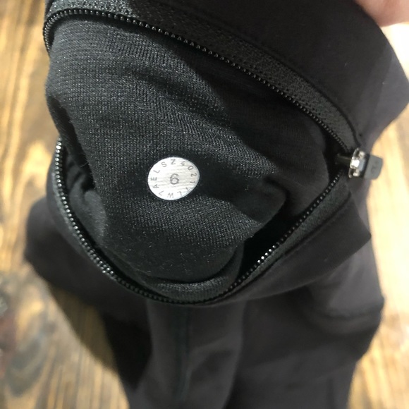 Lululemon Quick Pace Short (2.5") size 4 - Picture 4 of 5